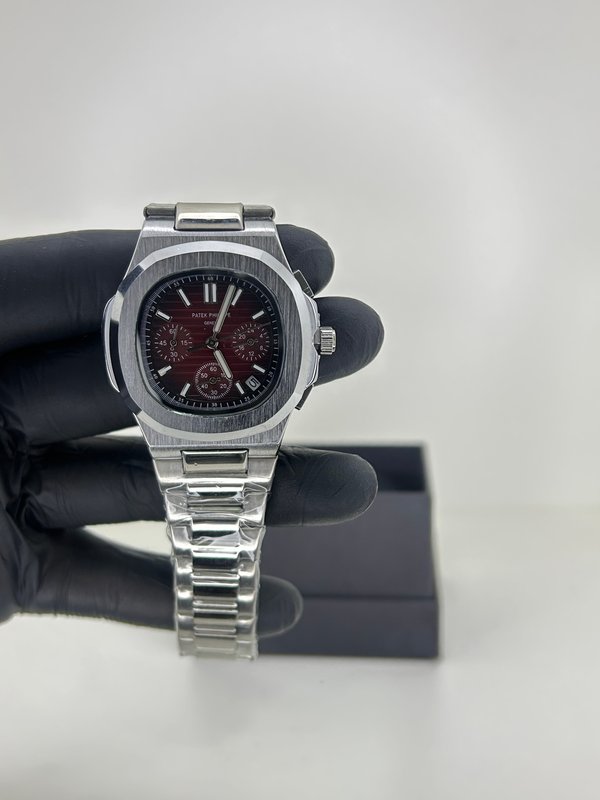 Patek Philippe Nautilus Cronógrafo Silver Steel – Bordo Vino con Malla de Acero Plateada