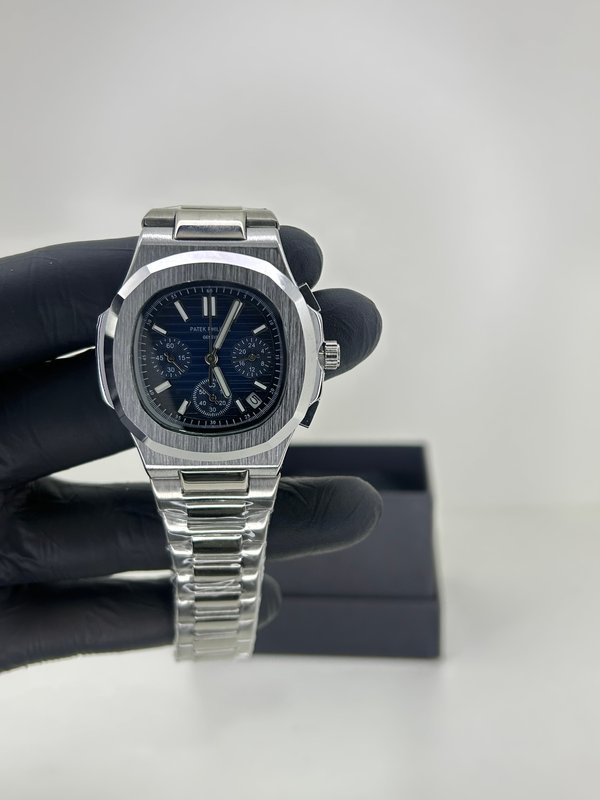 Patek Philippe Nautilus Cronógrafo Silver Steel – Azul Marino con Malla de Acero Plateada