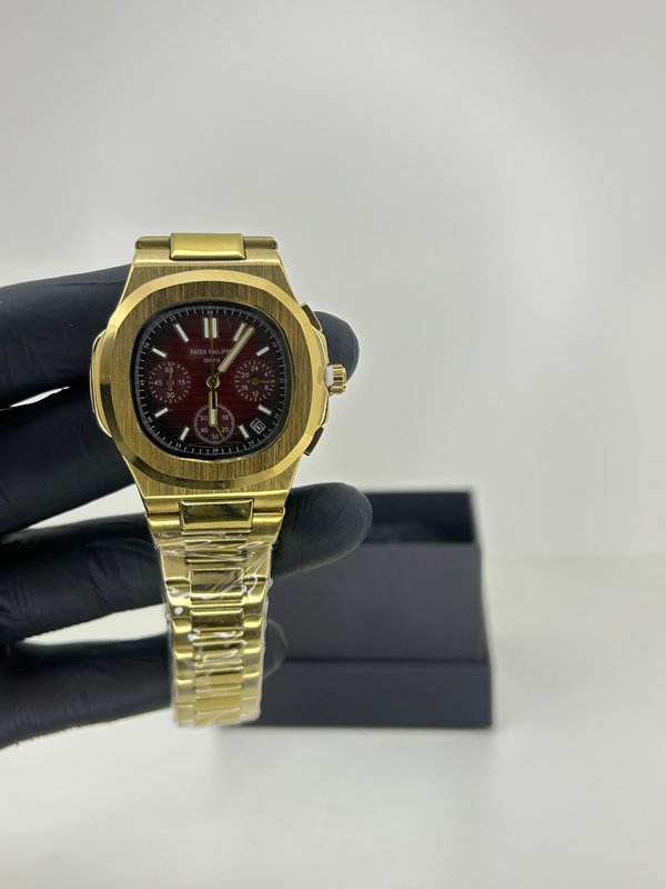 Patek Philippe Nautilus Cronógrafo Gold Steel – Bordo Vino con Malla de Acero Dorada