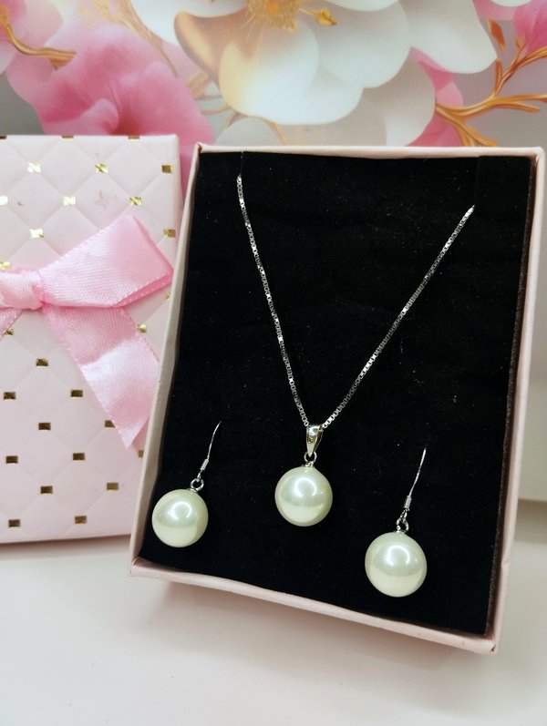 Juegos de plata con perlas.