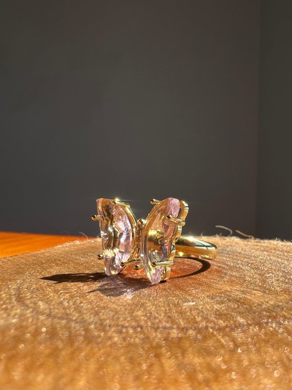 Anillo de mariposa rosa claro