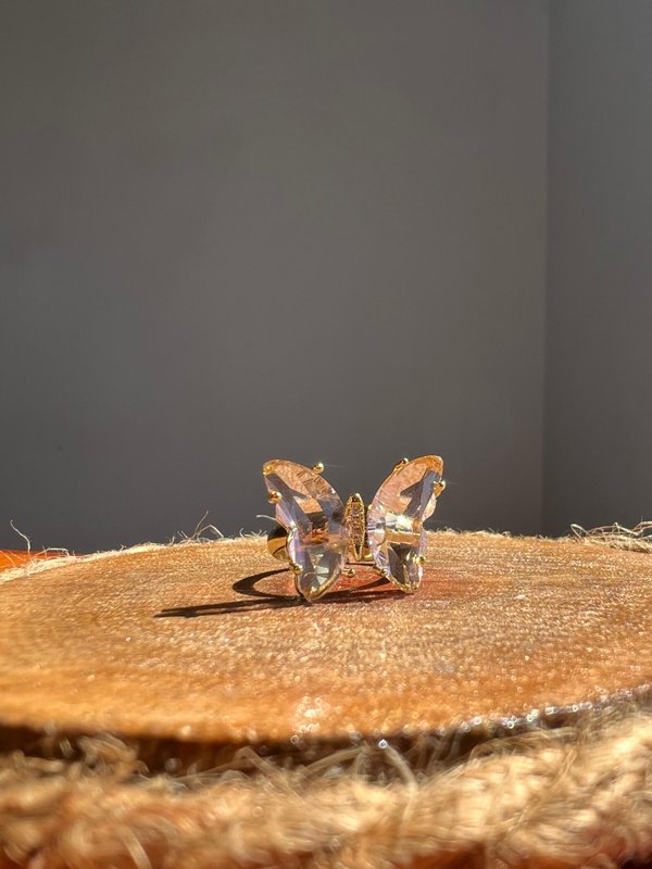 Anillo de mariposa rosa claro