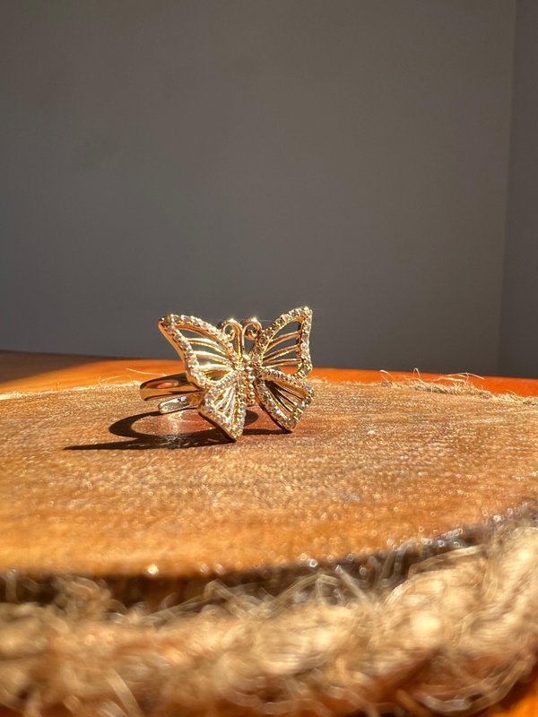 Anillo de mariposa dorado