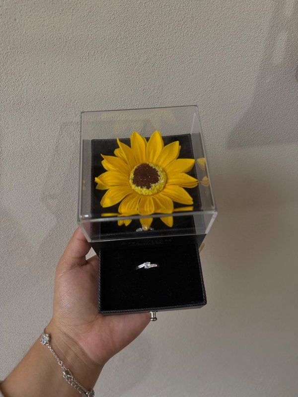 Caja flor eterna con anillo de compromiso