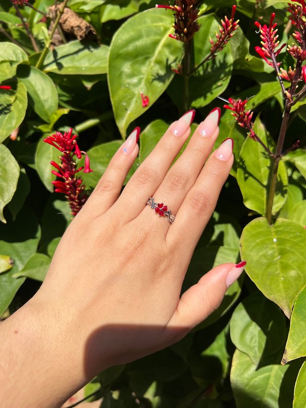 Anillo flor rojo
