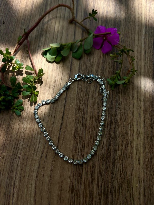 Pulsera con diamante de imitación.