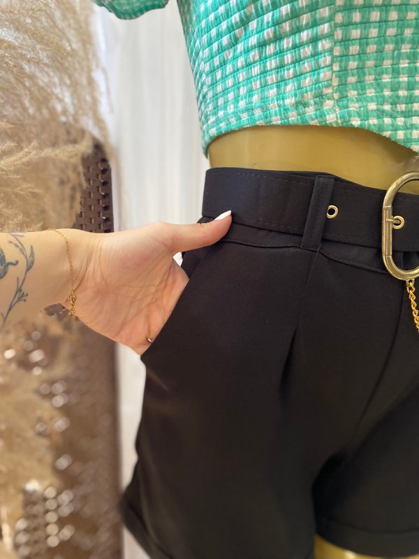 Short con cinto 