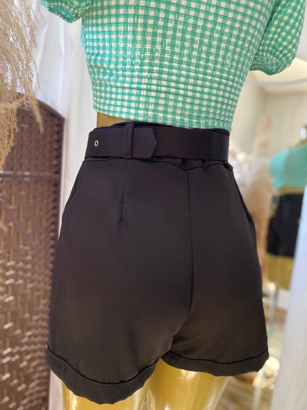 Short con cinto 
