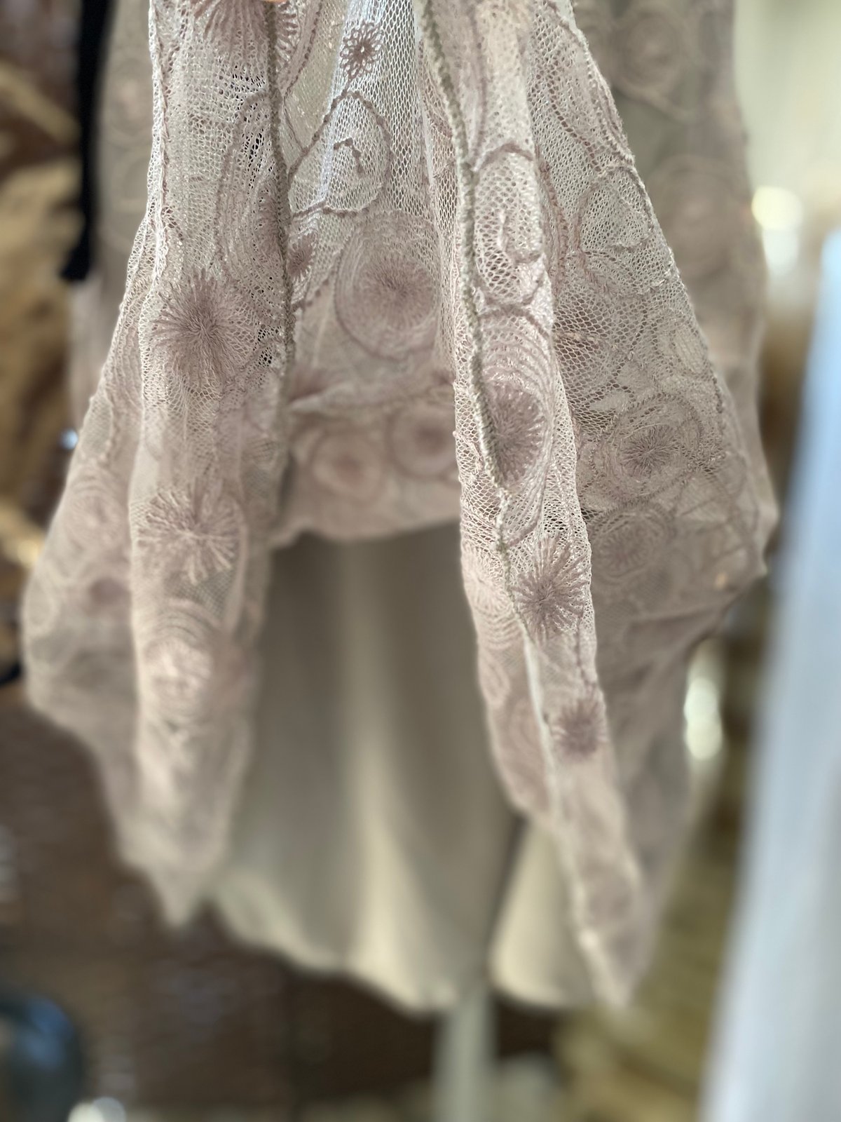 Vestido, detalle de bordado 
