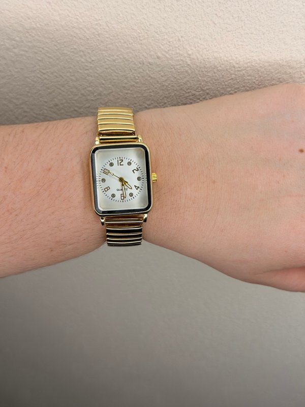 Reloj dorado con strass