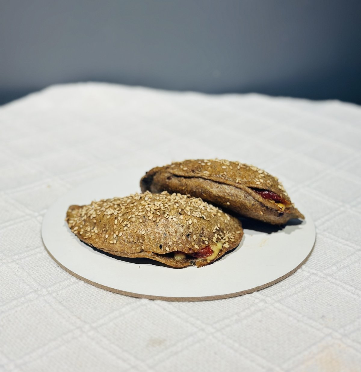 Empanada Integral con Queso y Tomate Deshidratado