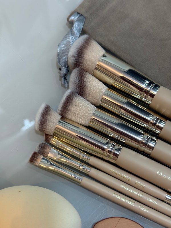 7  brochas profesionales MAANGE, espongas 