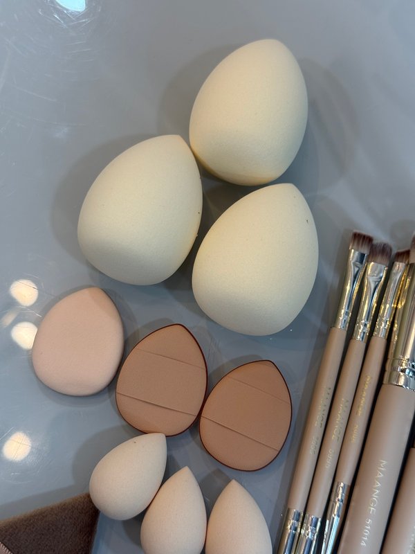 7  brochas profesionales MAANGE, espongas 