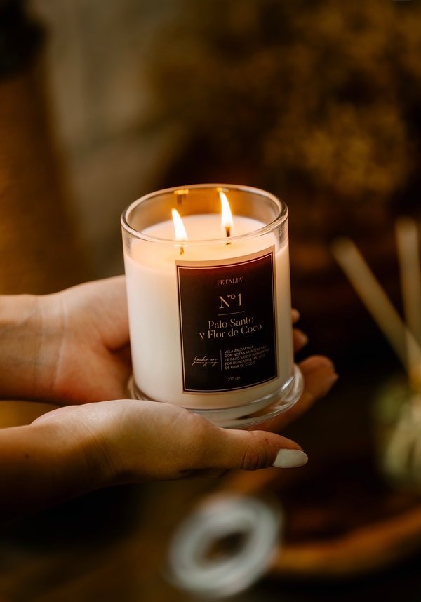 Vela OGA N.º 1 — Palo Santo & Flor de Coco