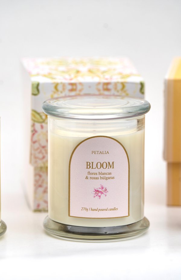 Vela Bloom — Flores Blancas & Rosa Búlgara