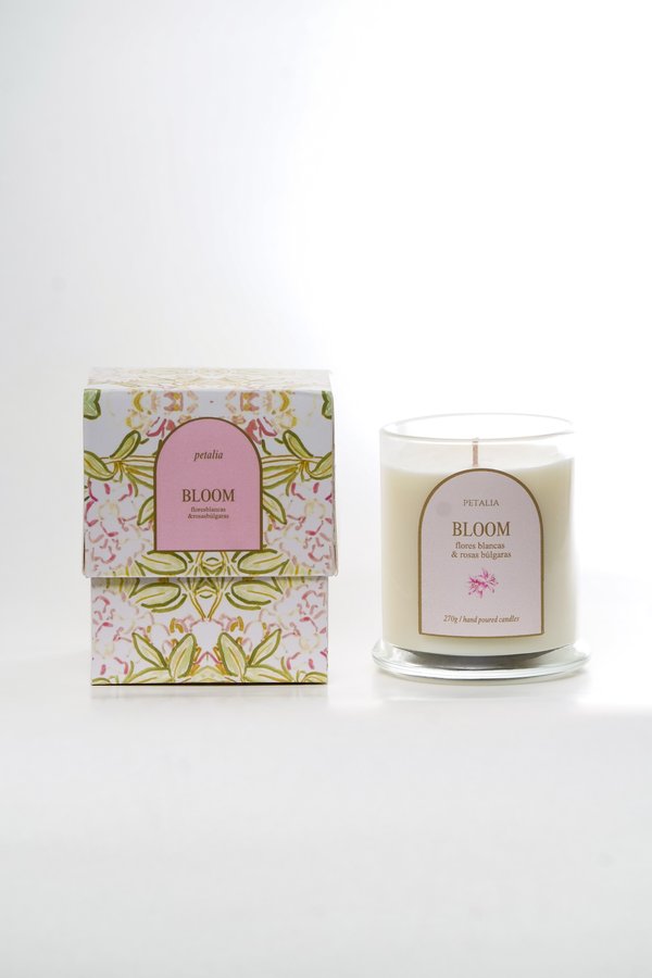 Vela Bloom — Flores Blancas & Rosa Búlgara