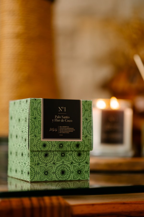 Vela OGA N.º 1 — Palo Santo & Flor de Coco