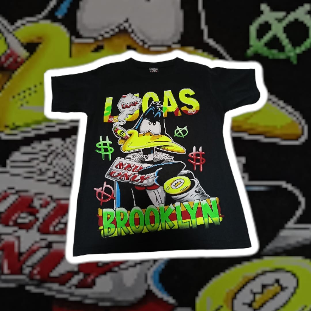 Remera negra con estampado de dibujos y Brooklyn