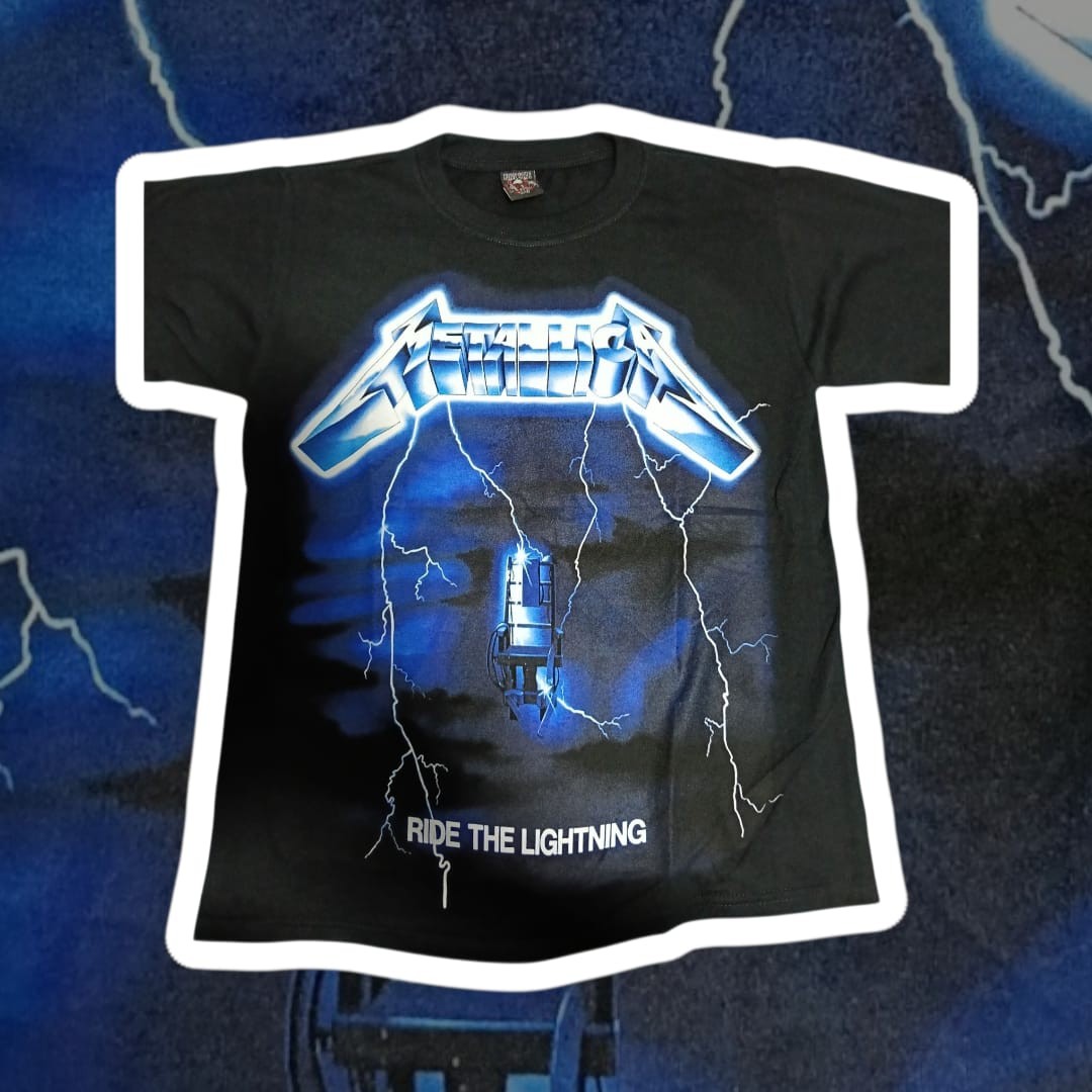 Remera negra de Metallica con estampado de Ride the Lightning