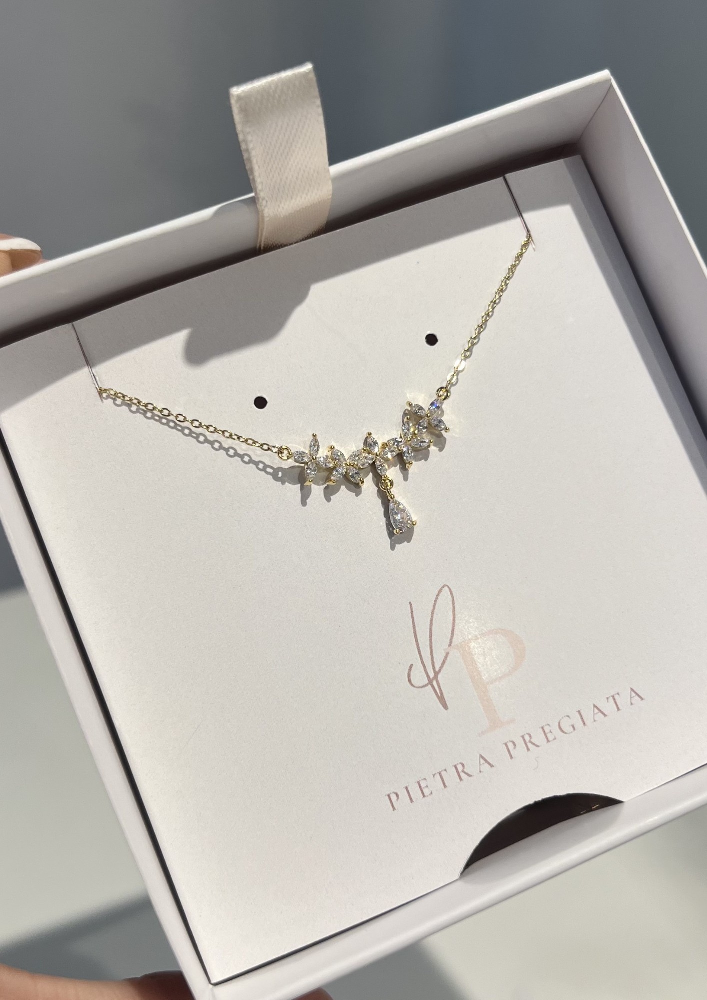 Cadena dorada con dijes brillantes
