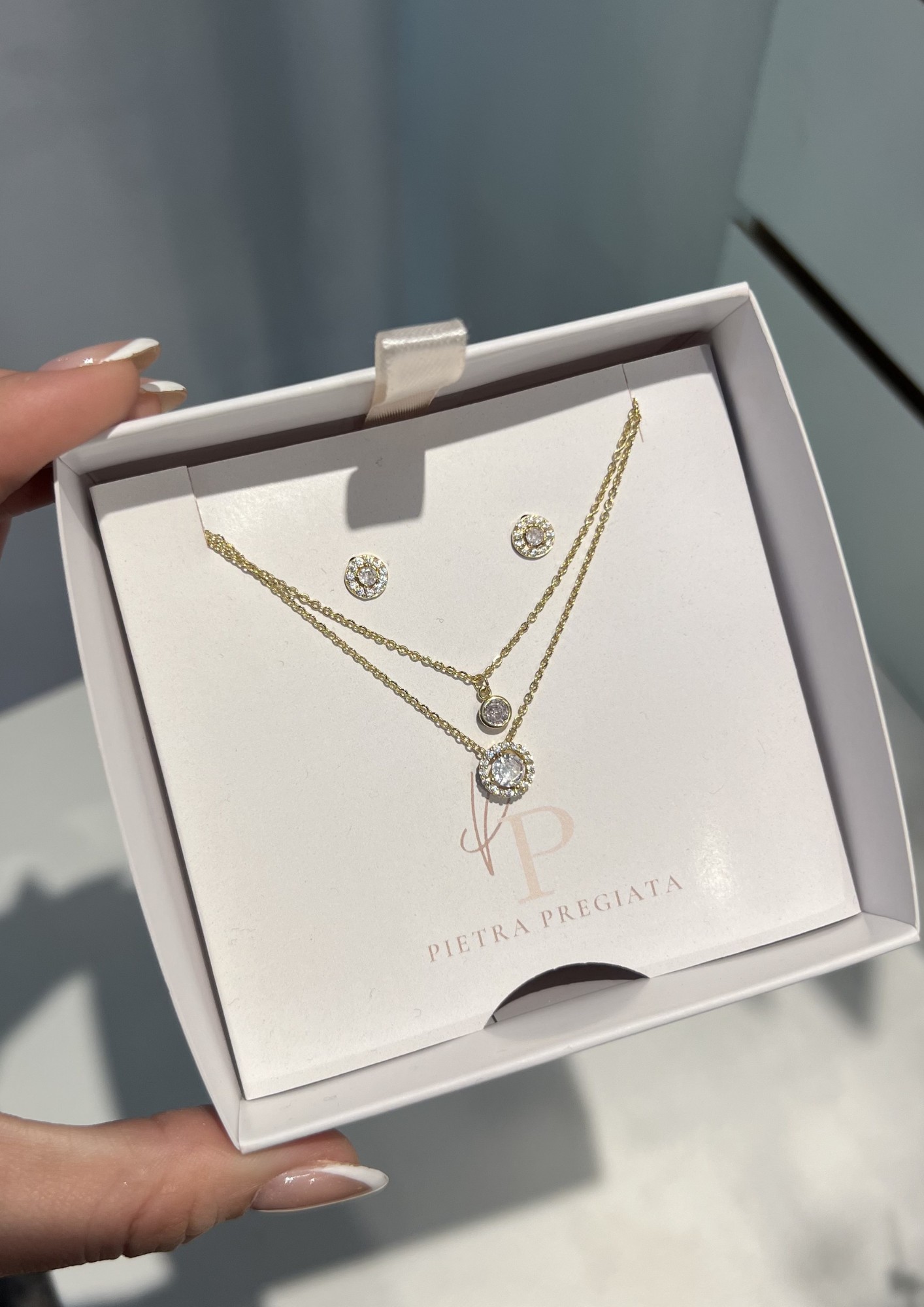 Conjunto dorado de cadena y aretes con dijes circulares