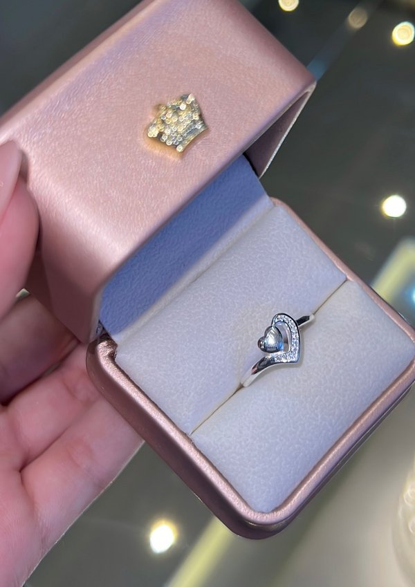 Anillo plateado con corazón brillante