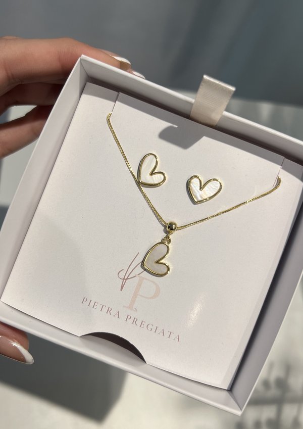 Conjunto dorado de cadena y aretes con dijes de corazón