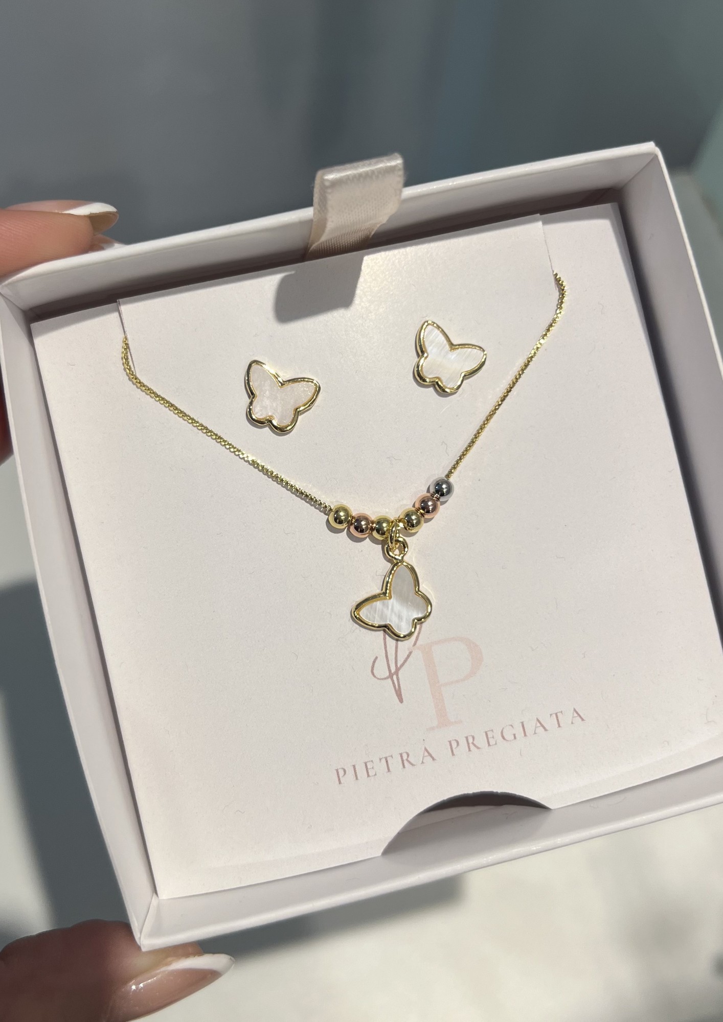 Conjunto dorado de cadena y aretes con mariposas