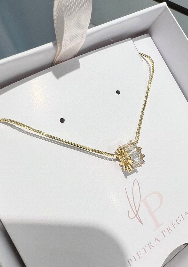 Cadena dorada con dije de piedra transparente