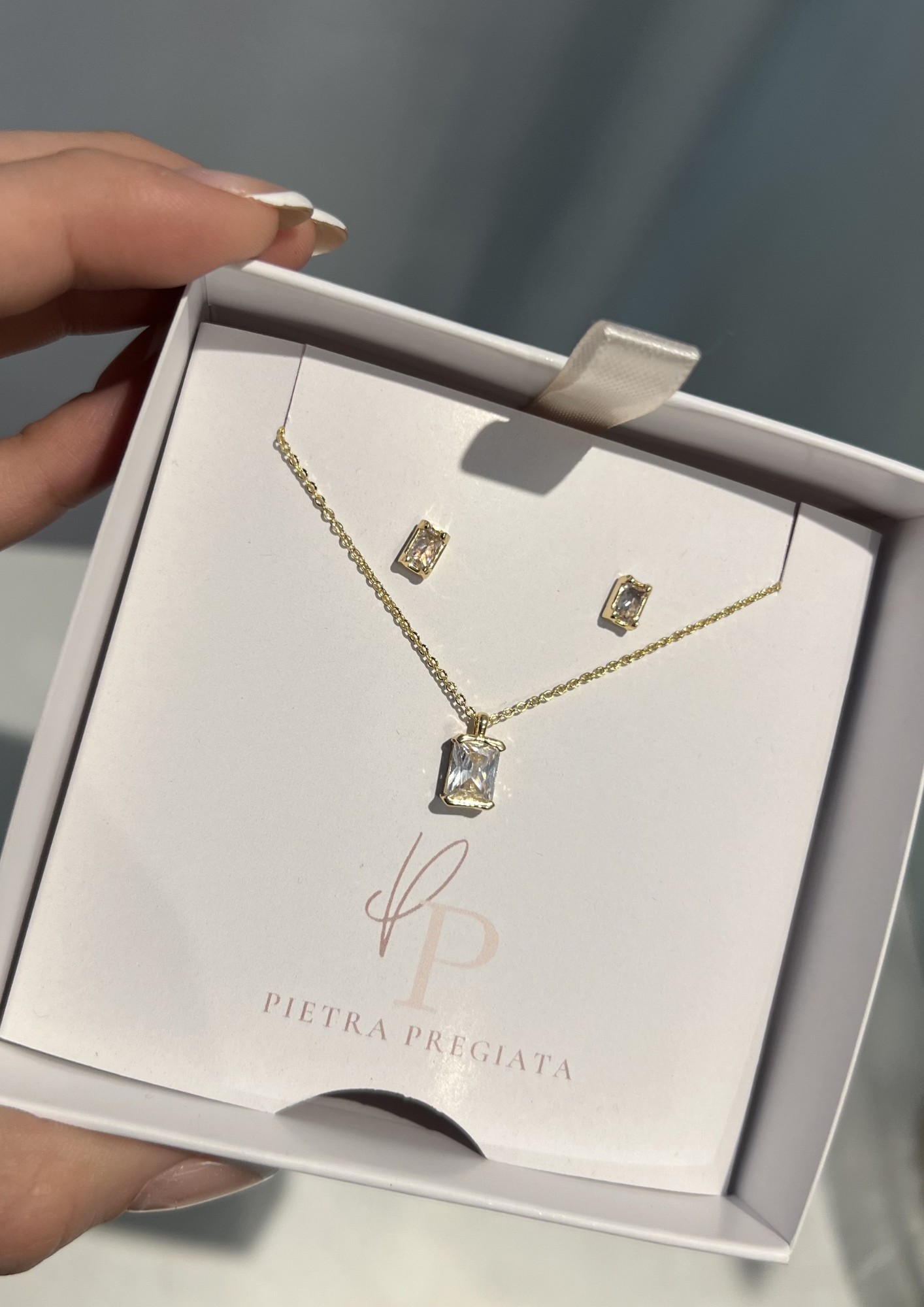 Conjunto dorado de cadena y aretes con detalles rectangulares
