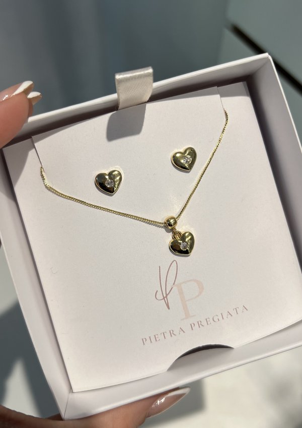 Conjunto dorado de cadena y aretes con corazones
