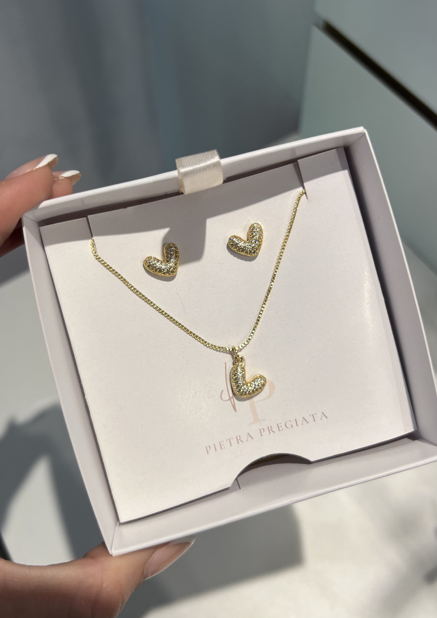 Conjunto dorado de cadena y aretes con corazones