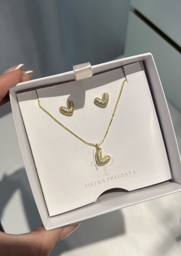 Conjunto dorado de cadena y aretes con corazones