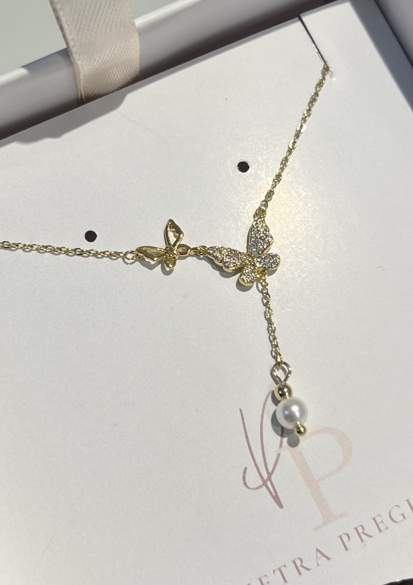 Cadena dorada con dijes de mariposa y perla