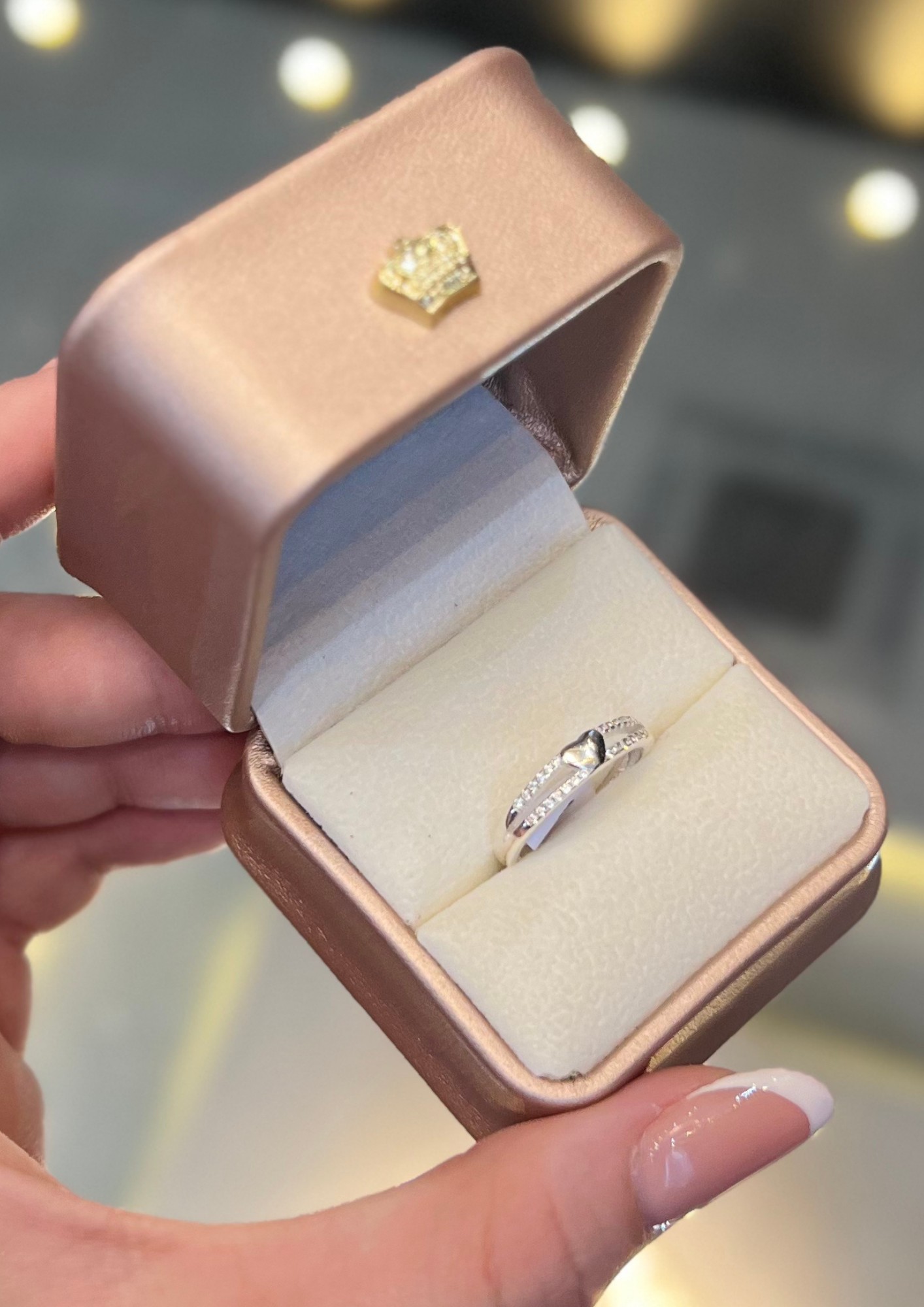 Anillo plateado con corazón y detalles brillantes
