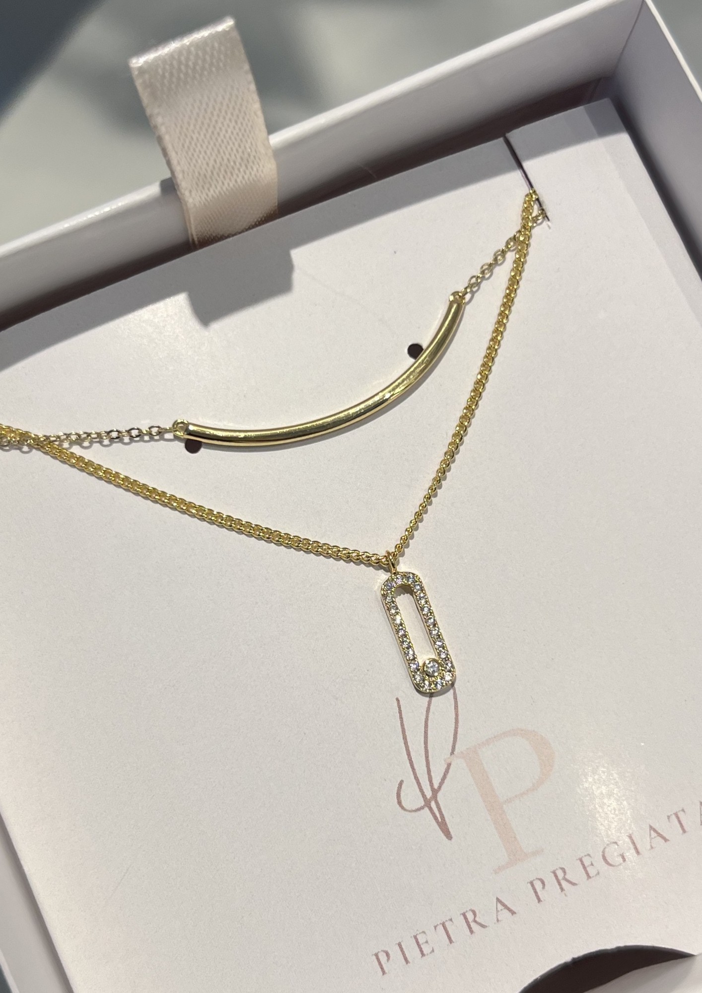 Conjunto de cadenas doradas con barra curva 
