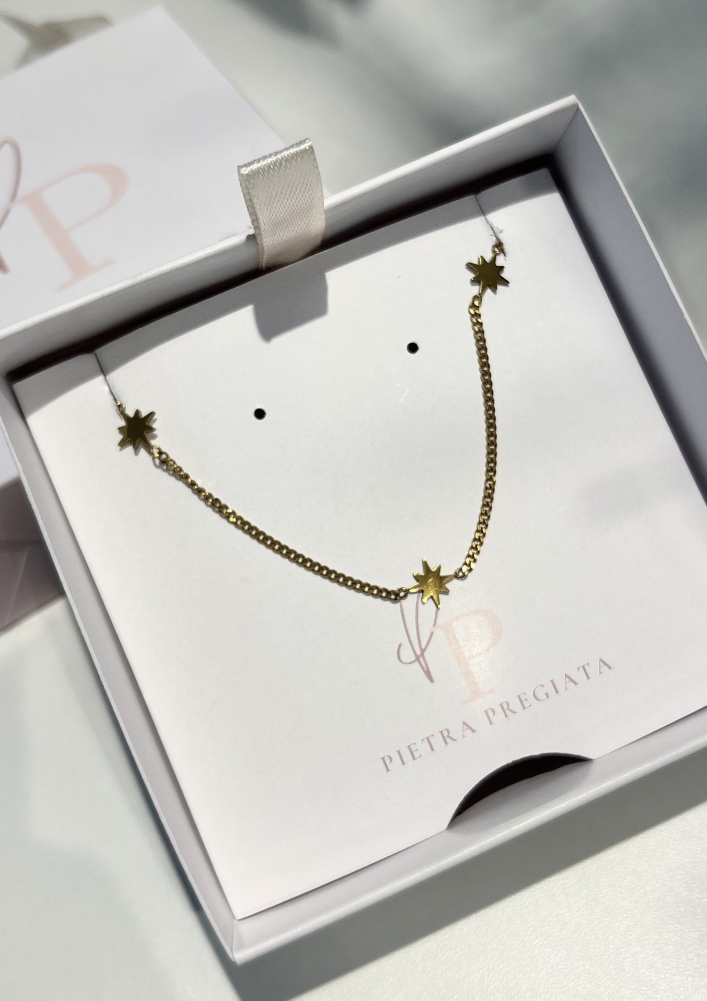 Cadena dorada con dijes de estrellas