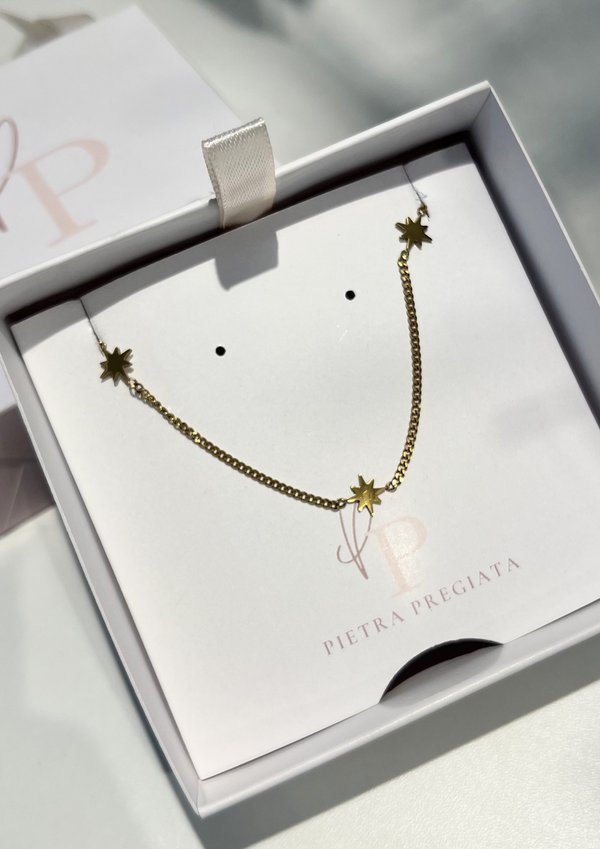Cadena dorada con dijes de estrellas