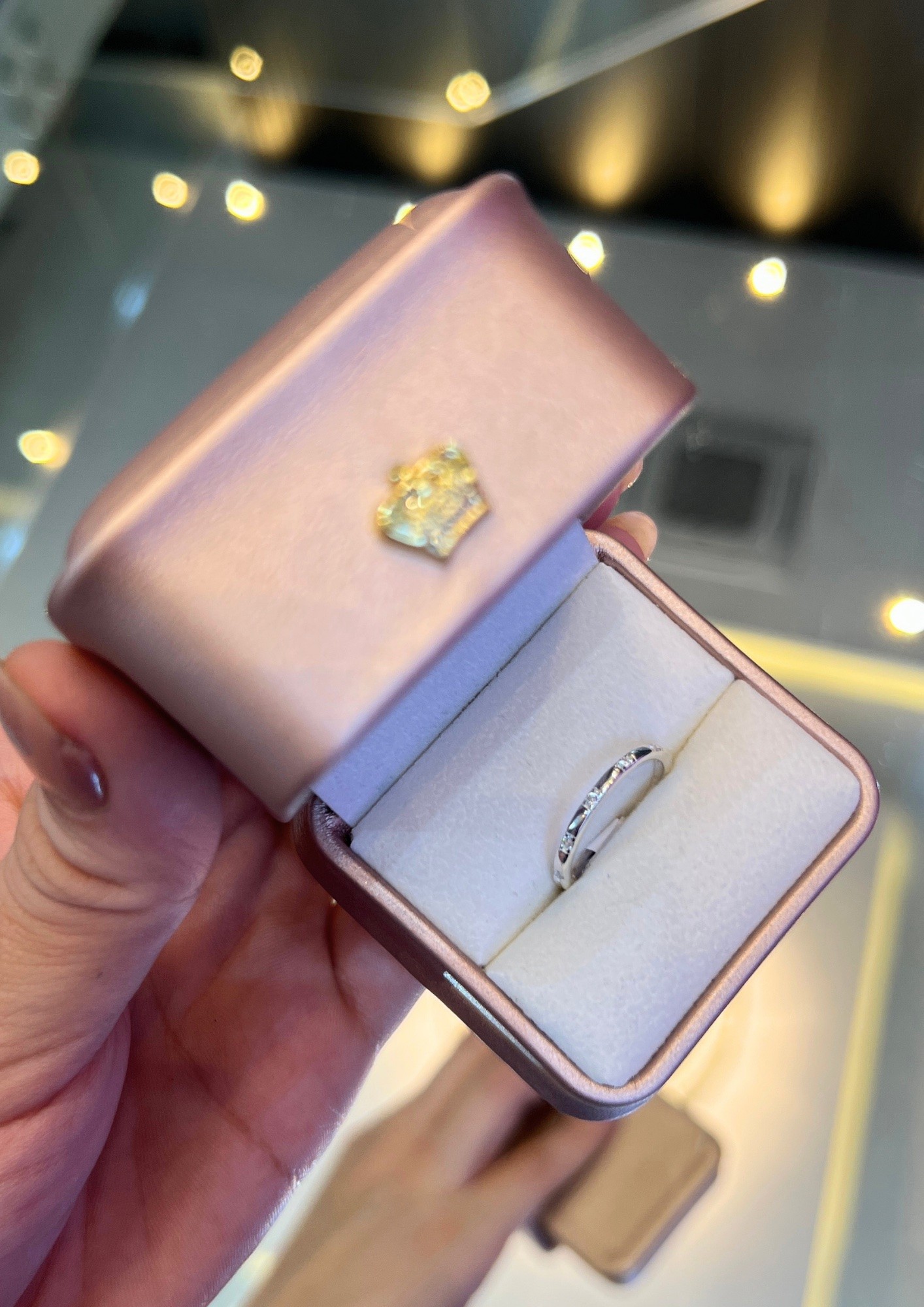 Anillo plateado con detalles brillantes