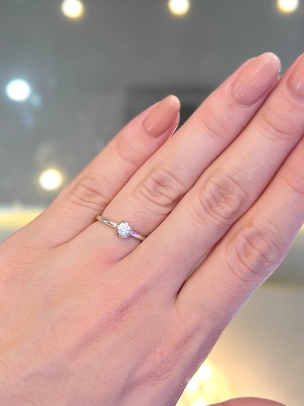 Anillo plateado con piedra central
