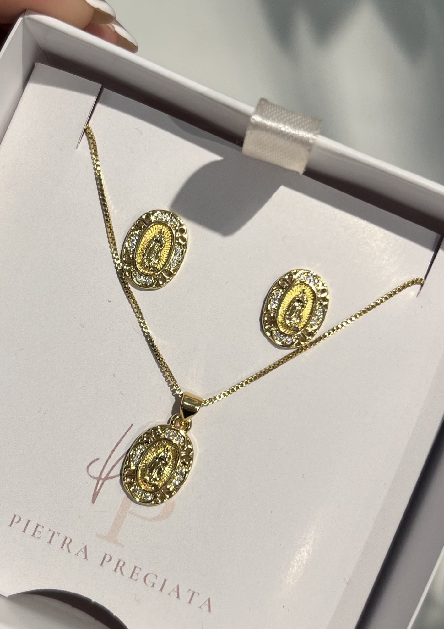 Conjunto dorado de cadena y aretes con dijes ovalados