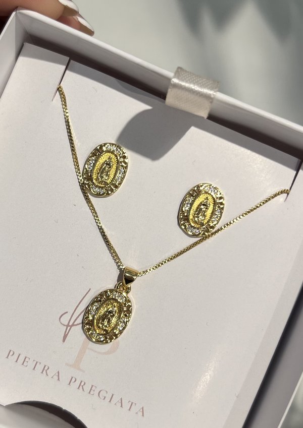 Conjunto dorado de cadena y aretes con dijes ovalados