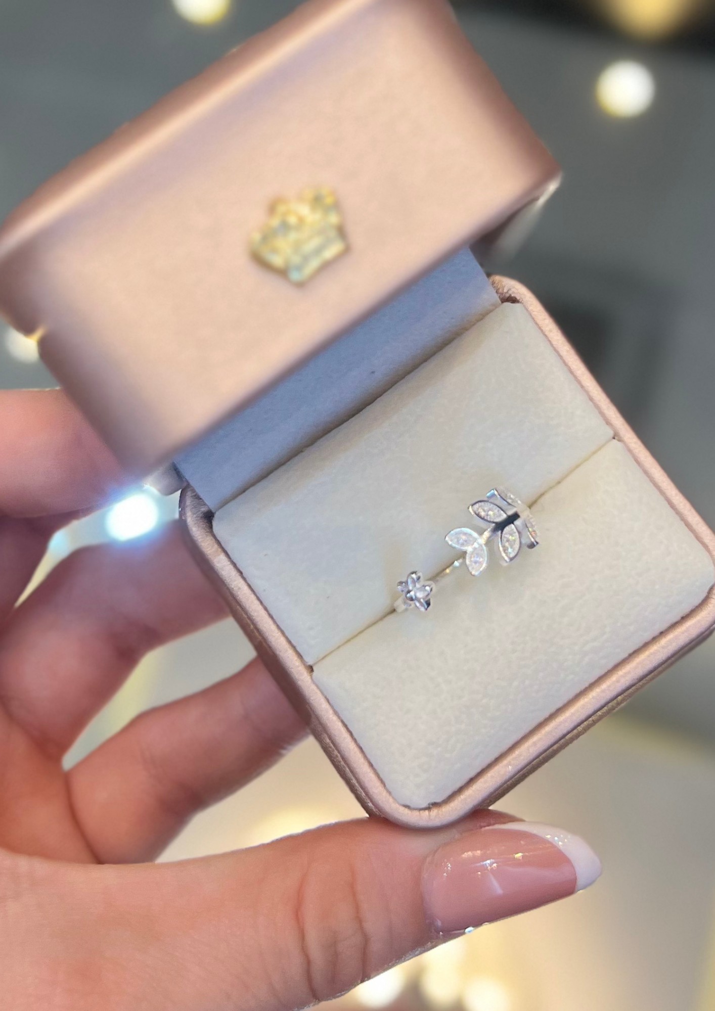 Anillo plateado con diseño floral - 2