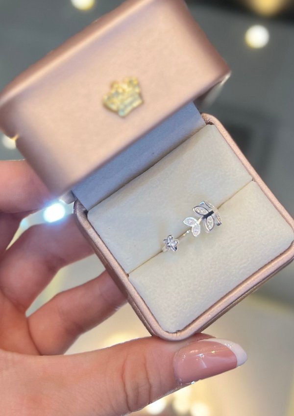 Anillo plateado con diseño floral
