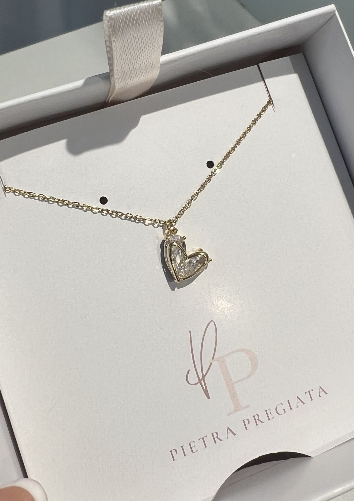 Cadena dorada con dije de corazón