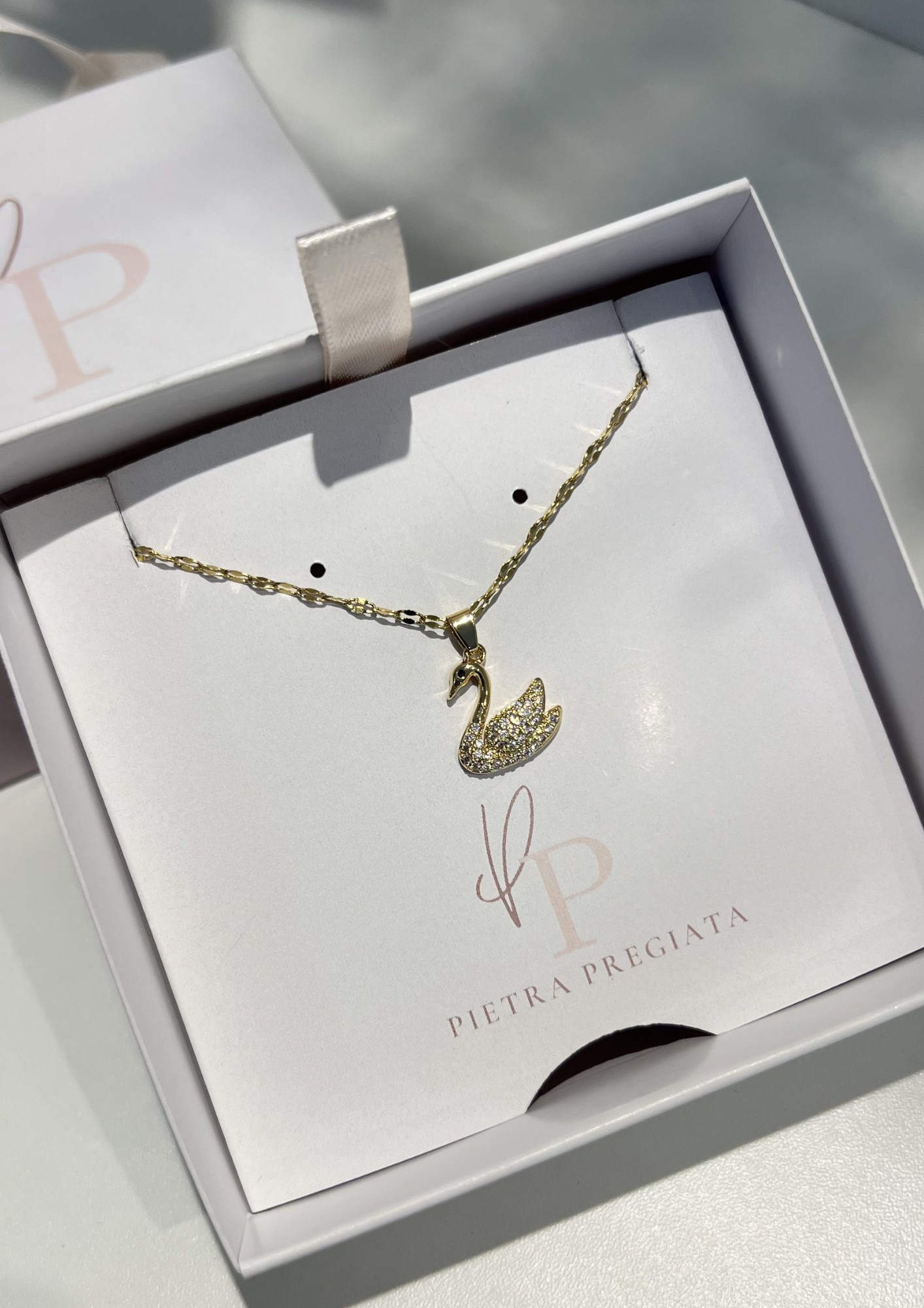 Cadena dorada con dije de cisne