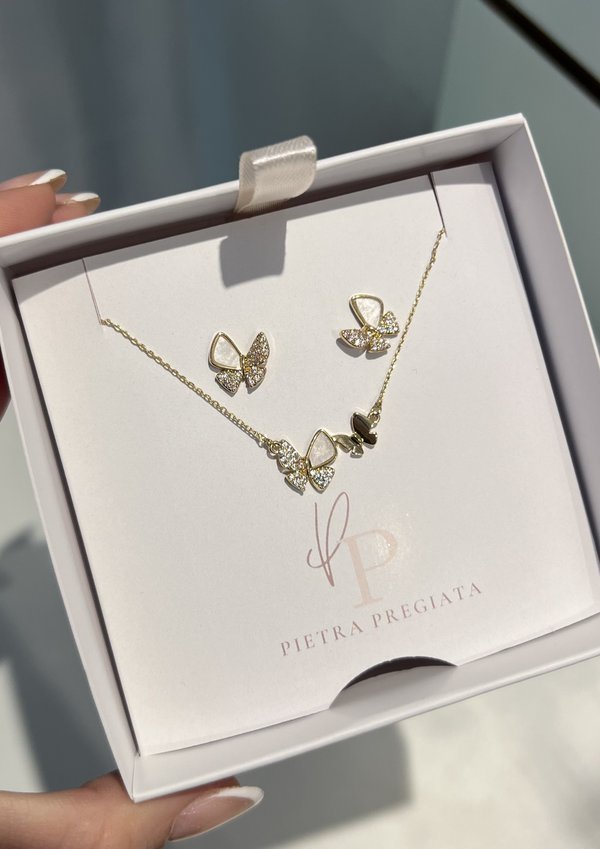 Conjunto dorado de cadena y aretes con dijes de mariposa