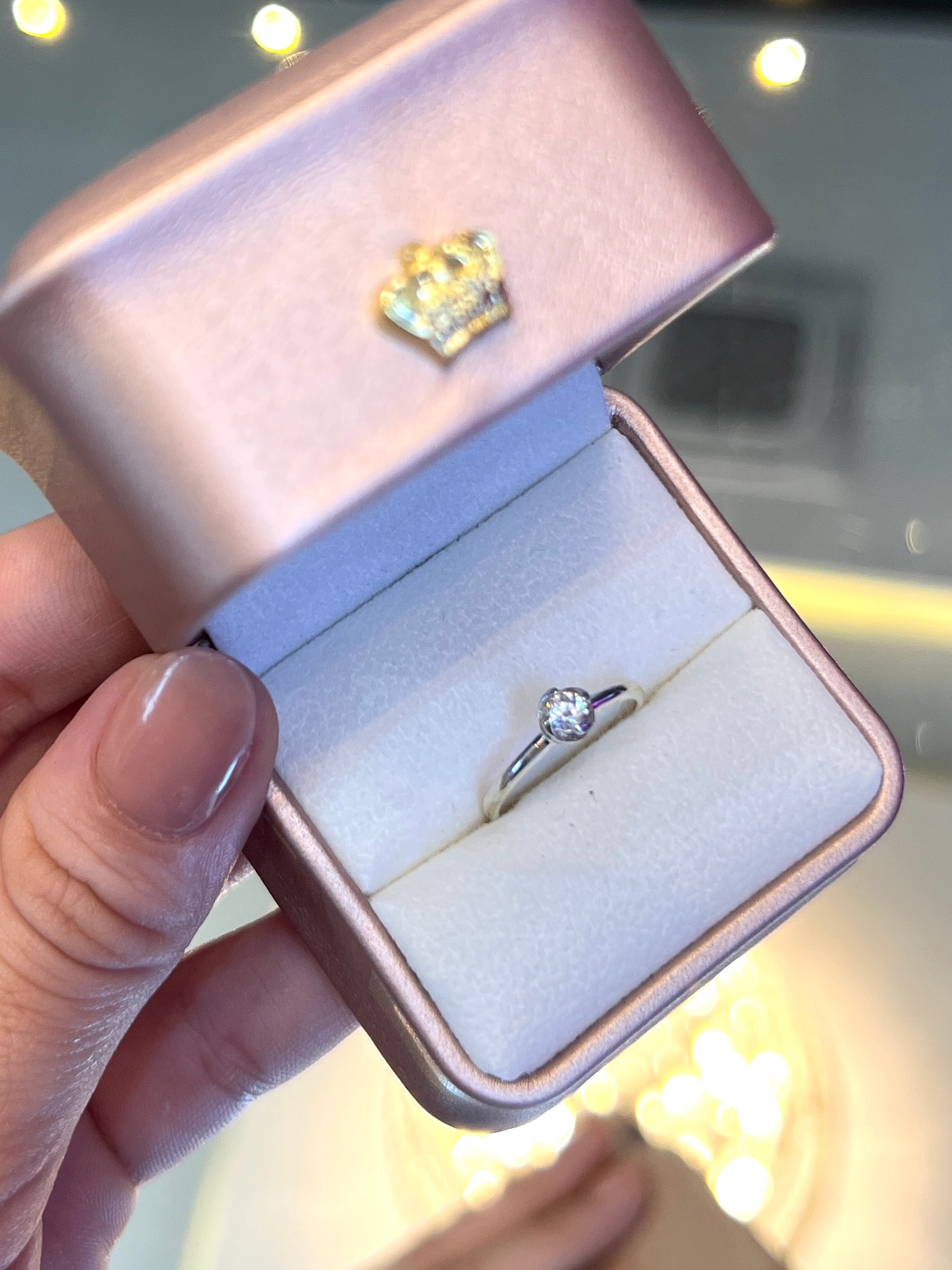 Anillo plateado con piedra central