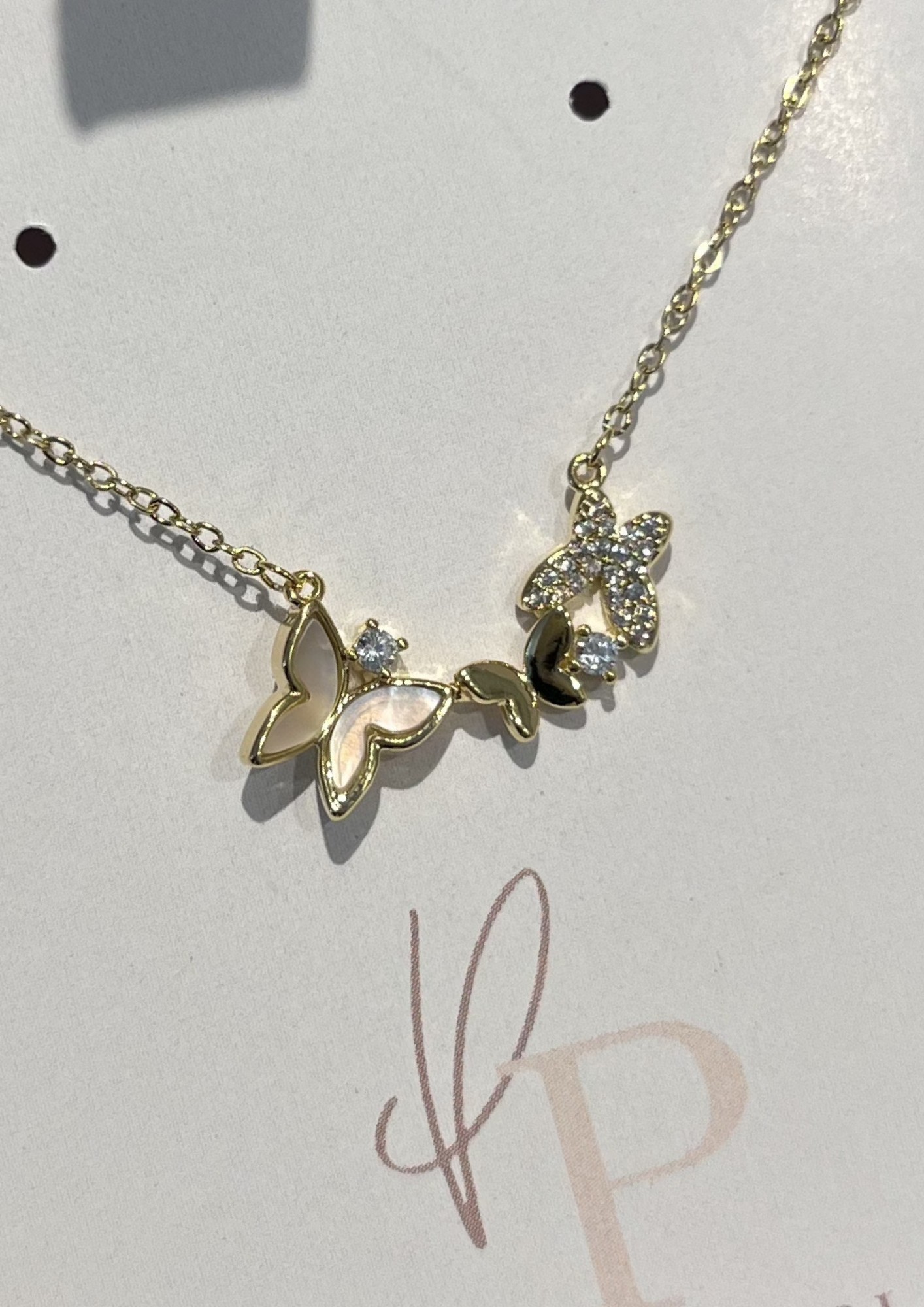 Cadena dorada con dijes de mariposa