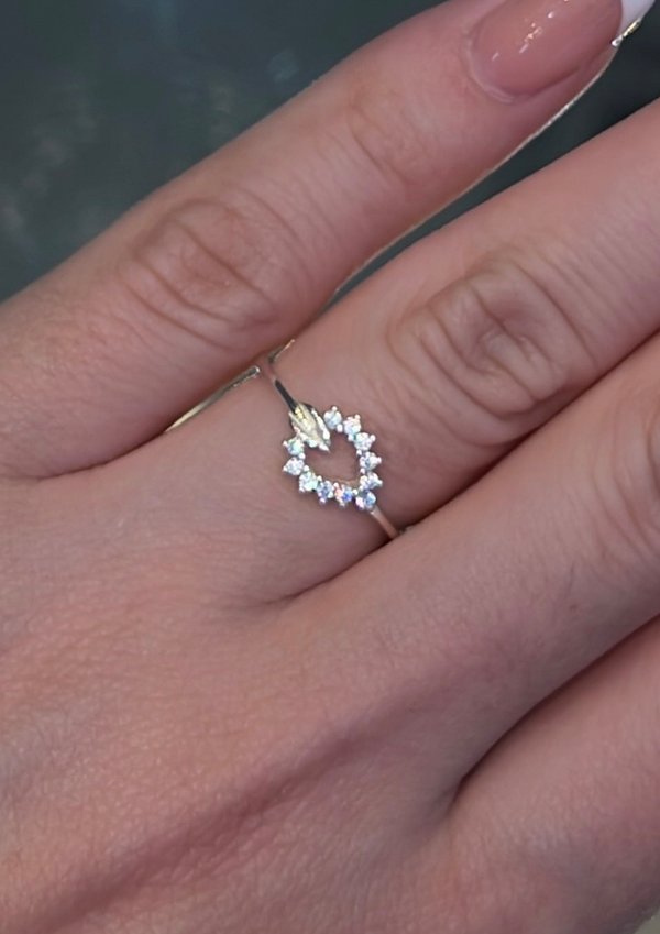 Anillo plateado con diseño circular brillante